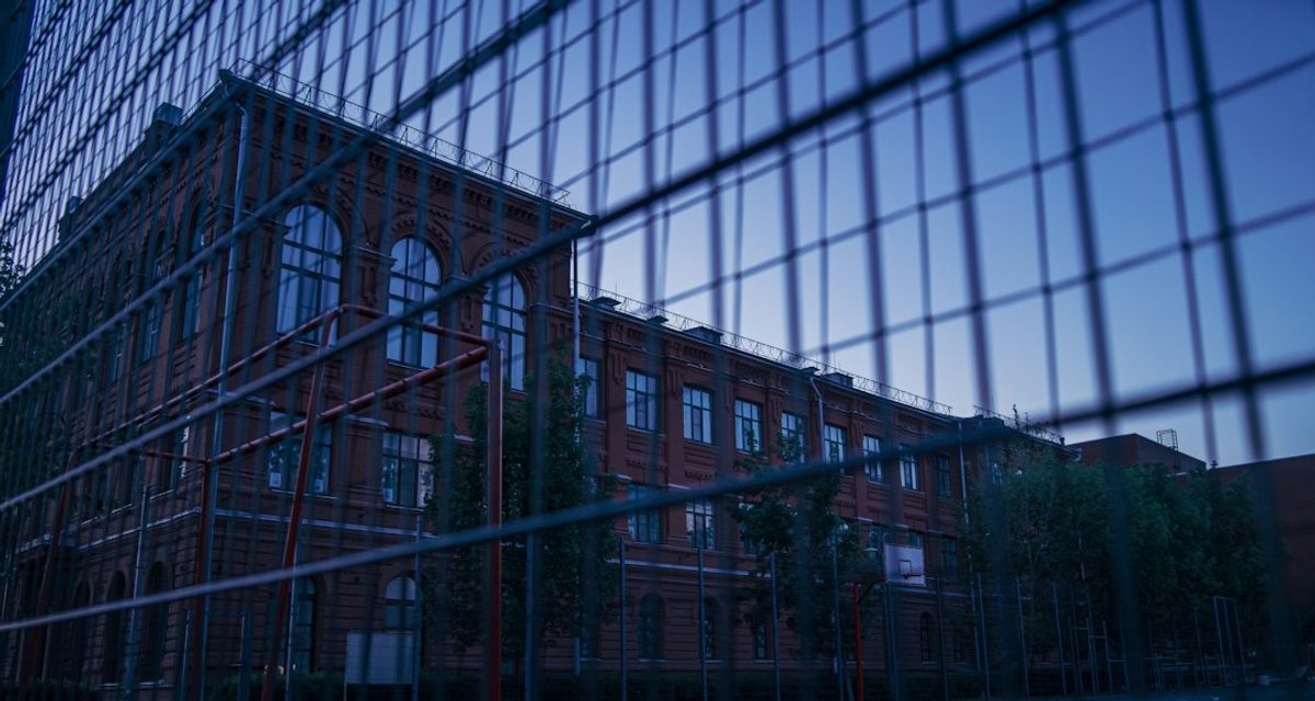 Пустырь у школы №70 в Нижнем Тагиле превратился в площадку для волейбола, баскетбола и ГТО