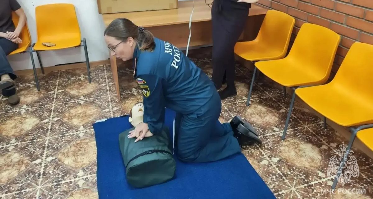 Курсанты в Артемовском отработали сердечно-лёгочную реанимацию на тренажёре