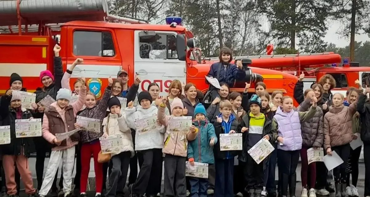 Дети из конной школы подержали пожарный ствол в гостях у огнеборцев