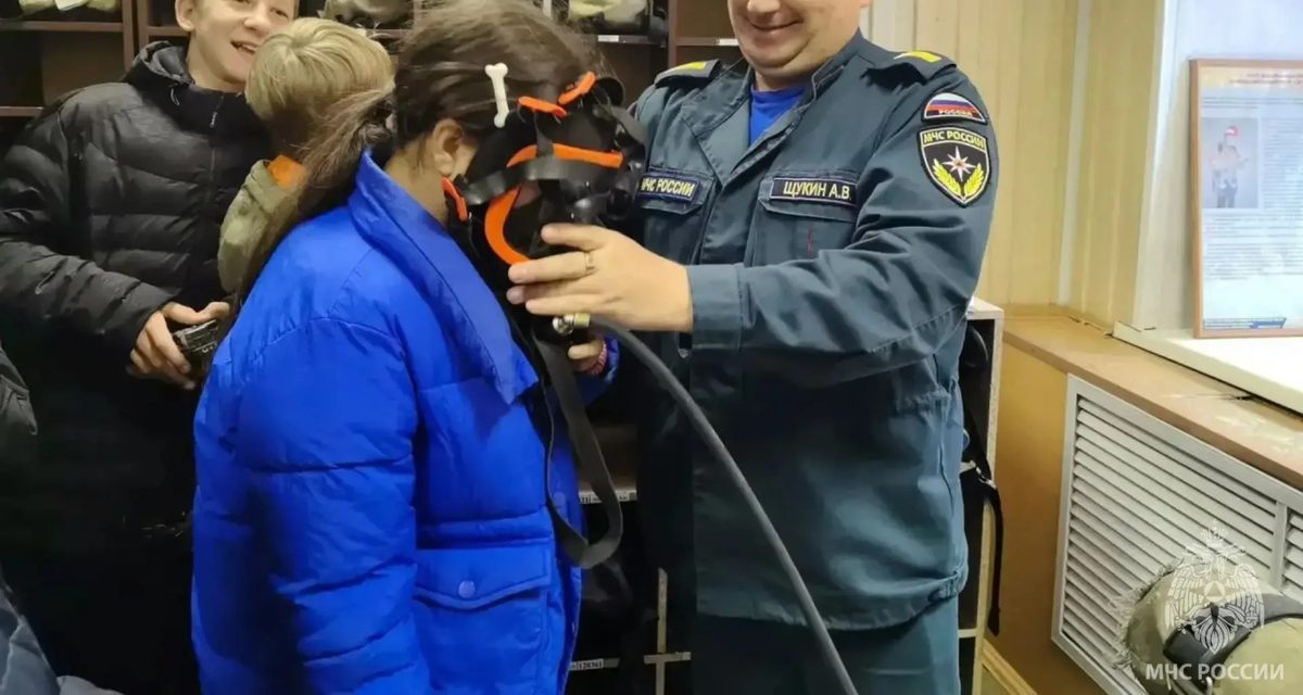 Школьники Артёмовского побывали в караульном помещении и увидели пожарную технику