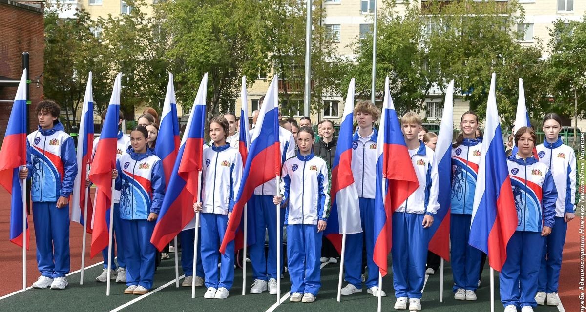 Ученики школы №61 сделали зарядку с победительницей первенства Европы на новой спортплощадке