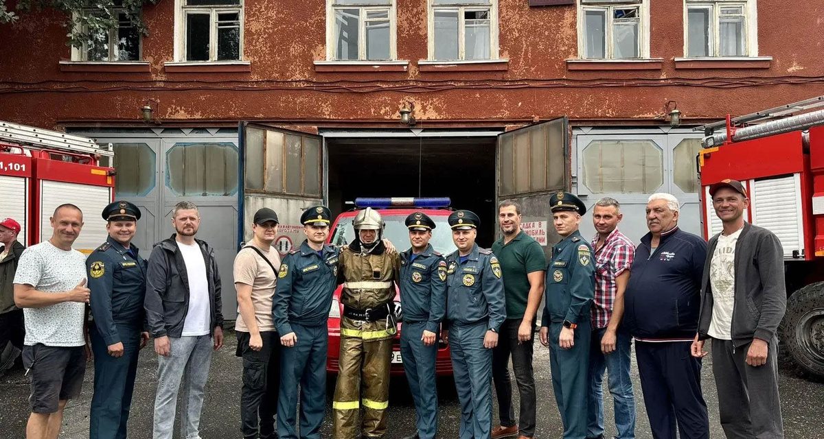 В Заречном пожарного проводили на пенсию ритуалом «смывания гари и копоти»