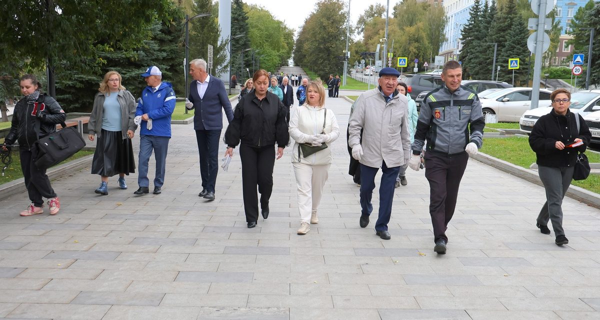 Вдоль набережной Нижнего Тагила высадили 80 взрослых деревьев вместо аварийных