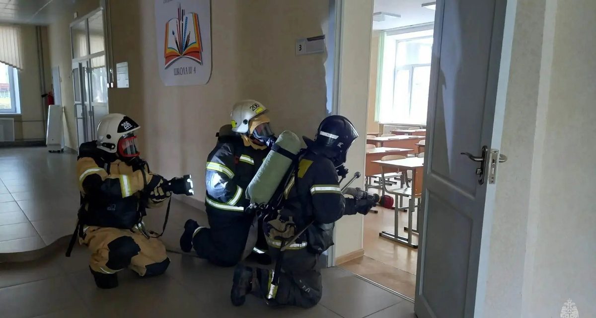 Пожарно-тактические занятия прошли в школе Кушвы перед новым учебным годом