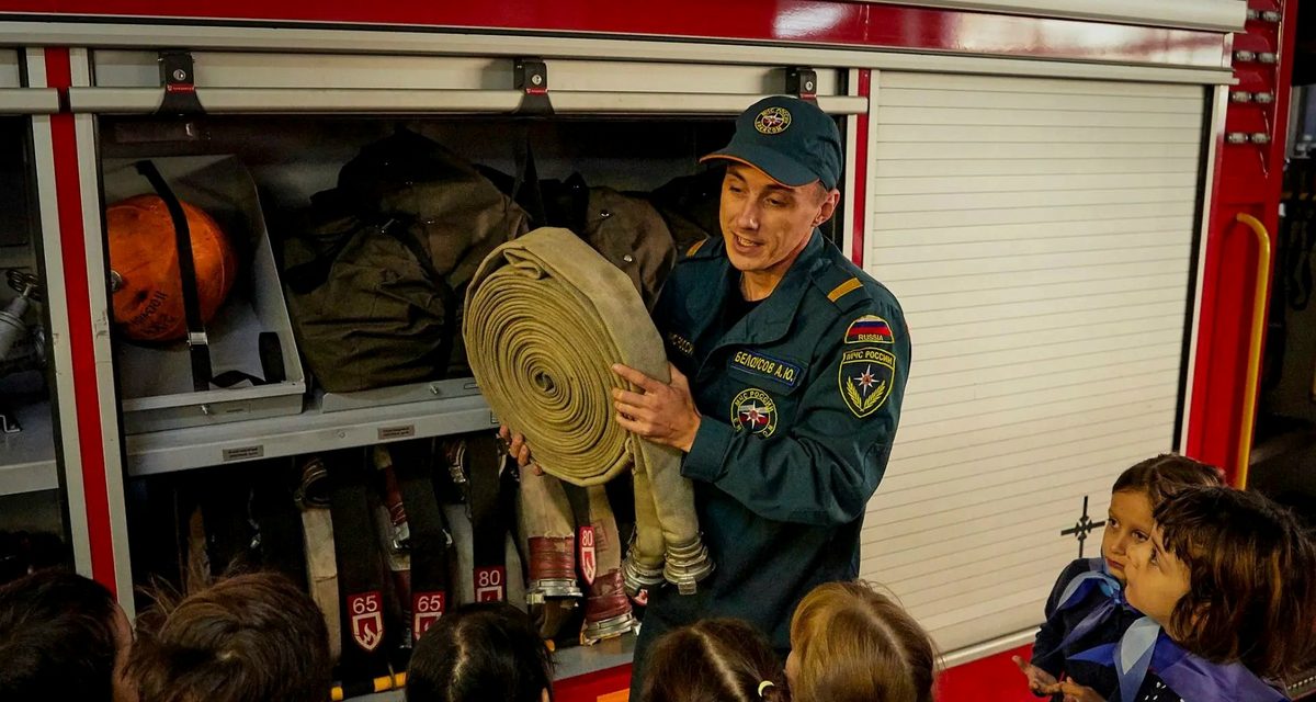 Дошкольники Екатеринбурга примерили пожарные каски и покрутили руль спецмашины